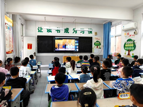 思政润心灵 师生共奋进 ——源汇区受降路小学组织师生观看秋季开学思政第一课