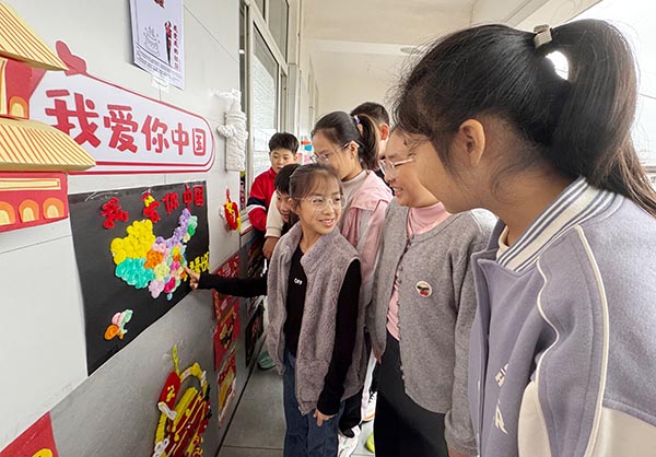以实践展风采 以创意绘华章——源汇区受降路小学开展班级国庆实践作业展