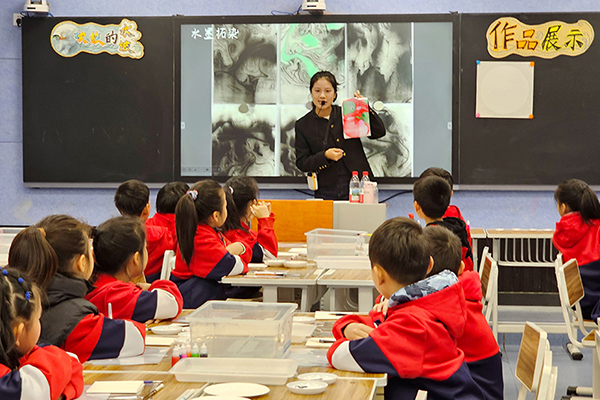 以美润心绘水韵 研思共进促成长——源汇区受降路小学开展美术与心理融合研讨课活动