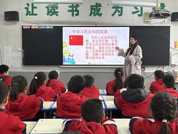 童心向国旗 礼赞我祖国——源汇区受降路小学开展国旗主题教育活动