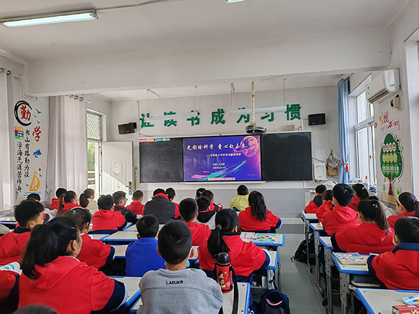 光影绘科学 童心赴未来——源汇区受降路小学科技节之科普电影观影活动圆满举行
