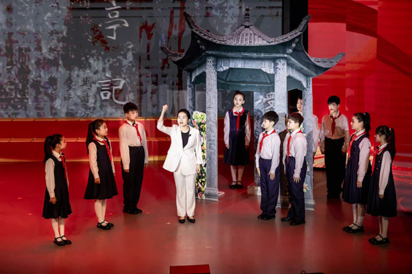 青石无言诉初心 舞台演绎传薪火——源汇区受降路小学圆满参演漯河市“开学第一课”红色情景剧