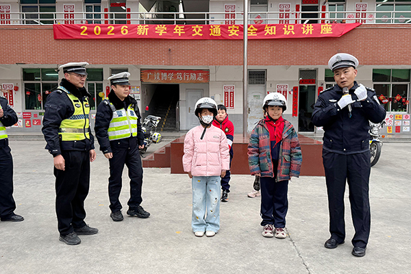 交通安全进校园 头盔护航伴成长——源汇区受降路小学开展交通安全专题讲座