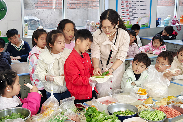 乐享丰收喜悦 感悟劳动之美——源汇区受降路小学一年级开展劳动实践成果分享会
