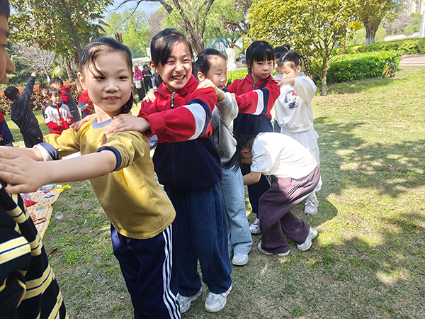 踏春寻美 乐享童趣——源汇区受降路小学一二年级开展春游实践活动