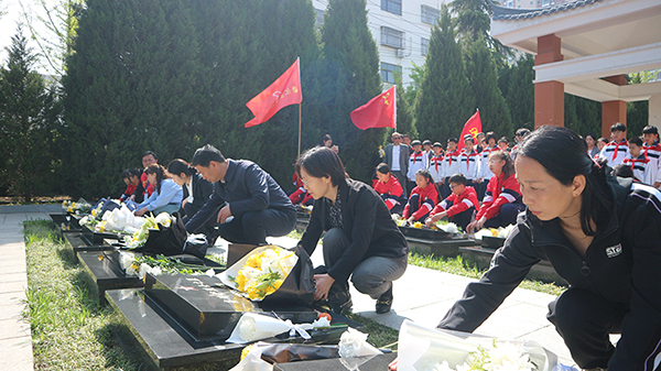 缅怀革命先烈 传承红色基因——源汇区受降路小学六年级开展清明祭扫活动