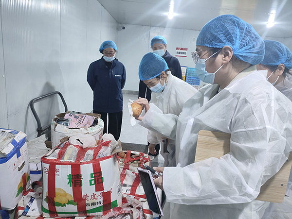 守护舌尖上的安全 共筑校园健康屏障——源汇区受降路小学膳监委赴供餐公司开展专项监督检查