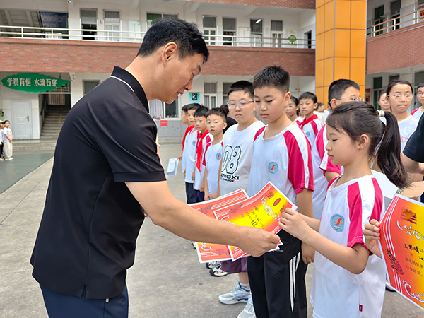 回首繁花路 盛夏启新程——源汇区受降路小学举行2025—2026学年第二学期散学典礼